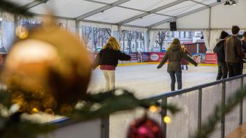 Auf dem Weihnachtsmarkt in Schwerin ist das Schlittschuhlaufen in dieser Saison möglich.