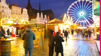Blick am Dienstag (06.12.2022) in der Hanse- und Universitätsstadt Rostock auf den örtlichen Weihnachtsmarkt. Der Markt