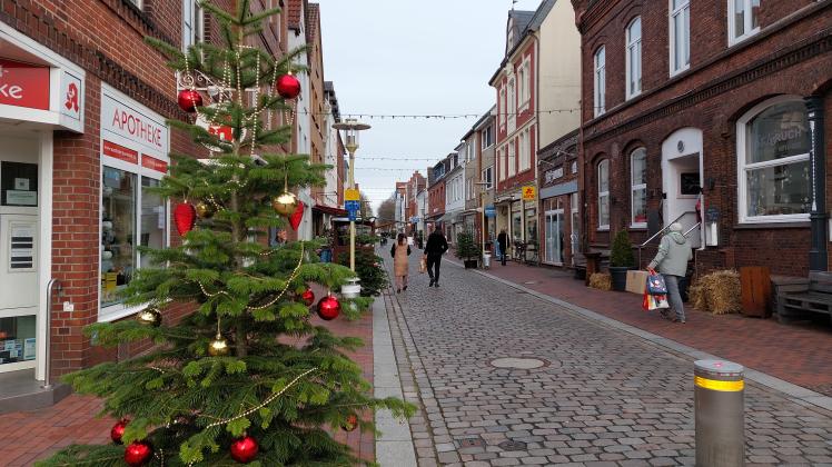 An der Weihnachtsbeleuchtung wird in diesem Jahr in der Großen Kremper Straße in Glückstadt gespart. Der Kauflaune sollte das jedoch keinen Abbruch tun.
