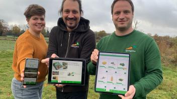 Die Gemüsegärtner-App präsentieren Frauke Niemeyer, Daniel Joachim und René Belker (v.l.) auf verschiedenen mobilen Endgeräten.