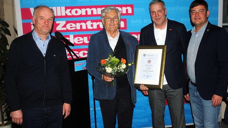Gruppe mit Urkunde