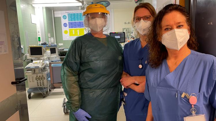 Sind sauer auf Gesundheitsminister Karl Lauterbach: Stefanie Rohwedder (von links, in Schutzkleidung), Sabine Schimkus und Martina Böttcher vor dem Covid-Schockraum im Friedrich-Ebert-Krankenhaus.