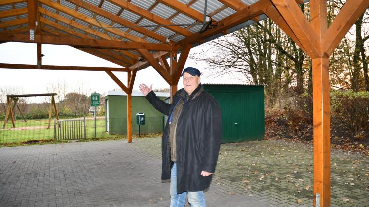 Bürgermeister Jens Krügel zeigt es: Die Front und die rechte Seite des Vorbaus am Sportlerheim  sollen Außenjalousien bekommen.