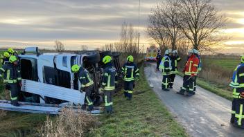 Milchtankwagen bei Husum in Graben gestürzt 7.12.2022