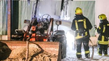 Die Feuerwehrleute löschten den brennenden Radlader mit Wasser und Schaum, um die Glutnester zu ersticken.