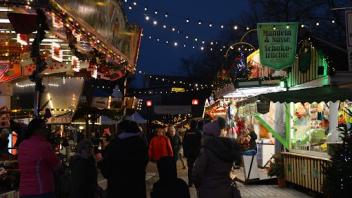 Lichter, Lachen, schöne Stimmung - ein Bummel über den Weihnachtsmarkt in Neumünster stimmt auf den Advent ein. 