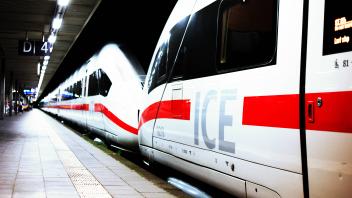 ICE Züge sollen zukünftig auch nach Sylt fahren. Symbolbild: ICE Zug bei Nacht am 25.08.2022 in Essen. * ICE train by ni