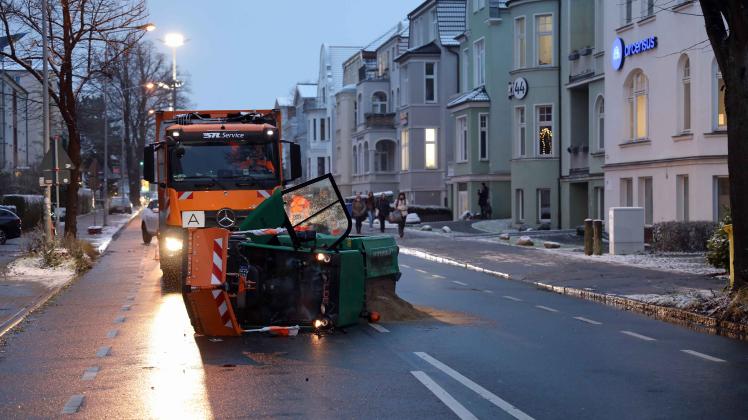 Winterdienst-Fahrzeug in Rostocker Innenstadt verunfallt: Multicar mit 32-Jährigem stürzt auf die Seite 