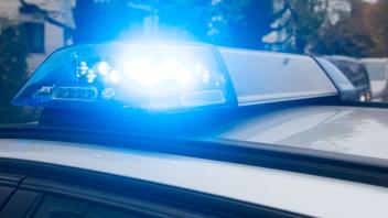 Polizeieinsatz (Symbolbild), Polizeiwagen im Einsatz mit Blaulicht. München Bayern Deutschland *** Police deployment sym