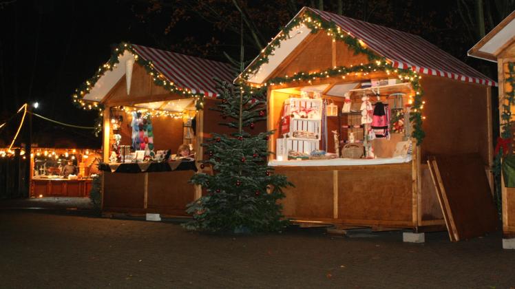 Nach fast 10 Jahren werden endlich wieder die Weihnachtshütten für den Weihnachtsmarkt im Zoo Osnabrück aufgebaut.