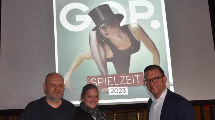 Die künstlerische Leitung Sandra Waver stellt gemeinsam mit GOP-Direktor Philipp Peiniger (rechts) und Regisseur Knut Gminder das Programm für die neue Spielzeit vor.