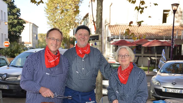 Sehr gut zu tun hatten Bürgermeister Volker Hatje (links), Joachim Grafe und Katharina Jantzen, die für den Nachschub am Grill sorgten.