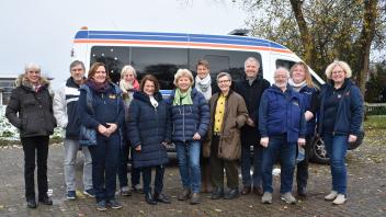 Bildunterschrift: Audita-Präsidentin Friederike Kramer (5. Von links) traf sich mit Spendenempfängern und Club-Kolleginnen zum Fototermin vor dem Wünschewagen. Foto: Marianne Meißner