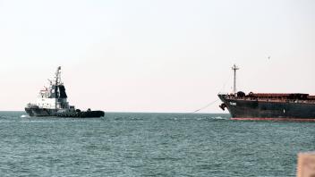 Ukraine-Konflikt, Getreide-Frachter verlassen Odessa ODESA REGION, UKRAINE - AUGUST 07, 2022 - Two bulk carriers with Uk
