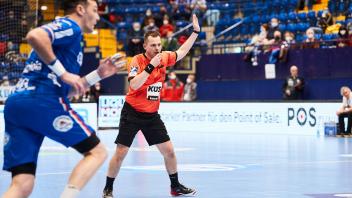 Handball-Herren-Saison 2021/2022-1.BL - TBV Lemgo-Lippe vs. TuS N-Luebbecke am 10.02.2022, Schiedsrichter zeigt Zeitspie