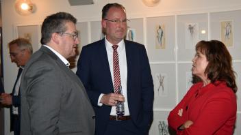 Der 49-jährige Björn Demmin (Mitte) wird im Mai 2023 neuer Landrat des Kreises Plön und damit Nachfolger von Landrätin Stephanie Ladwig (rechts). Demmin war von Kai Bellstedt (links) vorgeschlagen worden.