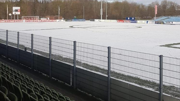 Hier geht nichts: Das Spielfeld im Manfred-Werner-Stadion ist schneebedeckt.