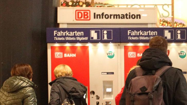 Bahnreisende stehen an einem Fahrkartenautomat im Kölner Hauptbahnhof und lösen Tickets. Köln Nordrhein-Westfalen *** Tr