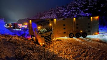 Wintereinbruch legt Verkehr auf der Autobahn 19 lahm: Mehrere Unfälle - Lkw stellen sich quer