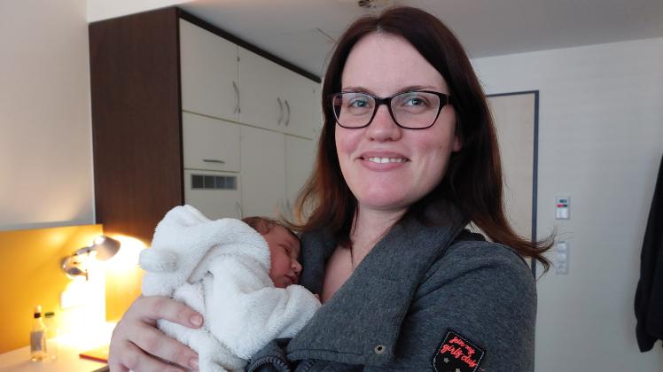 Carolin Arndt mit Tochter Carlotta Karla. Die Neugeborene ist das 1100. Baby, das 2022 in den Helios Kliniken Schwerin zur Welt gekommen ist.