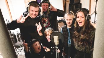 Für „Mein Papa hat ne Rockband“ holten sich die Musiker von Civil Courage tatkräftige Unterstützer in Form ihrer Sprösslinge mit ins Studio.