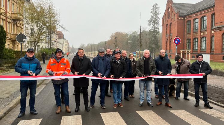 Am Freitagvormittag eröffneten Bürger, Vertreter der Stadt und der beteiligten Baufirmen die Ernst-Thälmann-Straße.