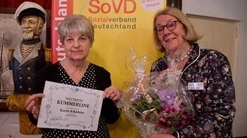 Die ehemalige Vorsitzende des SoVD Morrege, Katrin Schubert, wurde im Mai 2019 von der Ex.Vorsitzenden des Wedeler SoVD als „Weltbeste Kümmerline“ ausgezeichnet. 