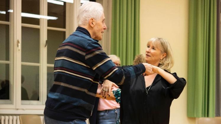 Professionell: Kursteilnehmer Heinz mit Tanzdirektorin Marguerite Donlon. 