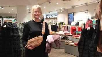Alles, was wärmt, ist in diesem Jahr ein beliebtes Weihnachtsgeschenk, erzählt Verkäuferin Kim Böhrnsen vom Modehaus ID Sievers.