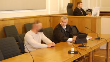 Der 33-jährige Osnabrücker (rechts sein Verteidiger Clemens Anger) wurde heute wegen gefährlicher Körperverletzung zu viereinhalb Jahren Haft verurteilt.