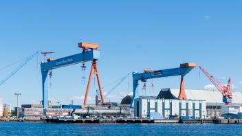 Kieler Hafen, die Werftanalgen von ThyssenKrupp und German Naval Yards *** Port of Kiel, the shipyard facilities of Thy