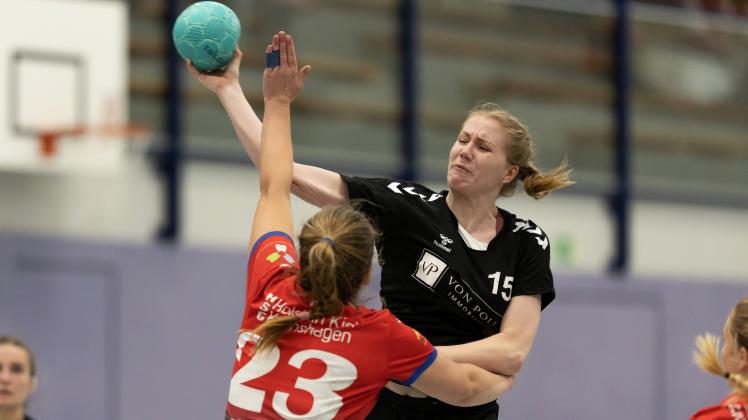 Zoe Lee Piepjunge (re.) steigt im Spiel gegen die HSG Holstein Kiel/Kronshagen II unerschrocken zum Wurf im Rückraum hoch. Sie ist eine von mehreren Spielerinnen bei der HSG Gettorf/Osdorf, die kränkelt und auszufallen droht.