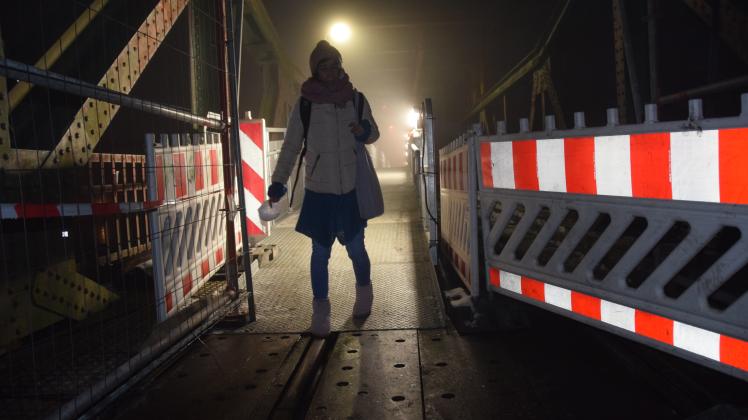 Andrea Specht nimmt immer die Bahn zur Arbeit. Seit Jahren nun schon täglich nach Flensburg. Sie wünscht sich mehr Sicherheit auf dem provisorischen Weg über die Brücke Lindaunis während der derzeitigen Bauphase und Sperrung der Brücke für Züge und Autos. 