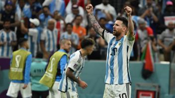DOHA (QATAR), 12/09/2022 - WORLD CUP / NETHERLANDS vs ARGENTINA - Goal by MESSI Lionel in the match between the selectio