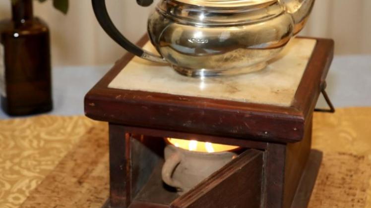 Wärmespender aus der Zeit um 1880, hier als dekoratives Stövchen für eine Teekanne verwendet: Die Feuerkieke stammt aus dem Privatbesitz der Großmutter des Autors.