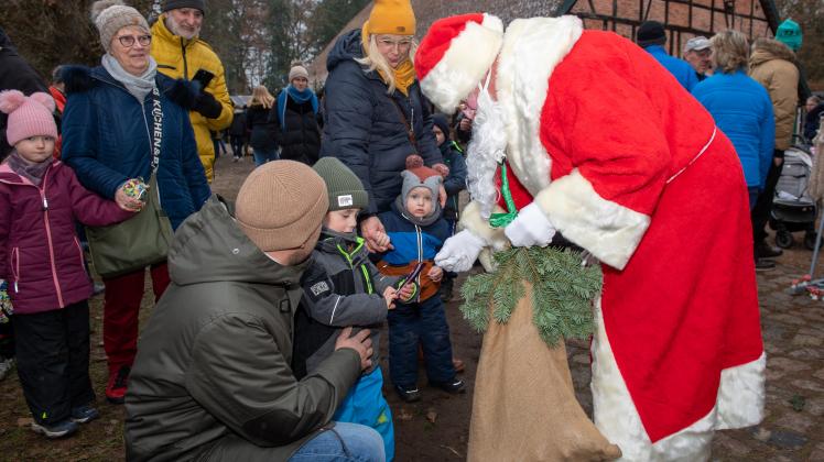 Natürlich durfte nach zwei Jahren der Abstinenz auch der Weihnachtsmann in Schildfeld nicht fehlen. Sehr zur Freude der kleinsten Besucher des beliebten Weihnachtsmarktes. 