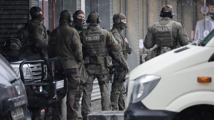 Special forces of the German police stand in the center of the city of Dresden, eastern Germany, on December 10, 2022, as a large-scale police operation has been launched due to a suspected hostage situation. (Photo by Jens Schlueter / AFP)