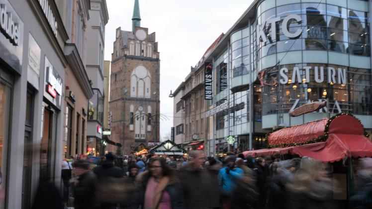 Gedränge in der Innenstadt: Der Weihnachtsmarkt sorgt für viel Trubel auch in den Geschäften der Einzelhändler.