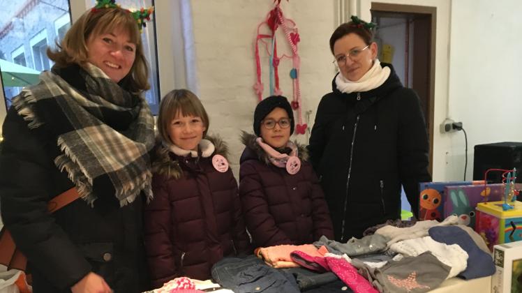 Aniko Herms-Neumann mit Tochter Greta sowie Greta mit ihrer Mutter Anja Neumann (v.l.) nehmen beim Weihnachtsflohmarkt in Perleberg teil. 