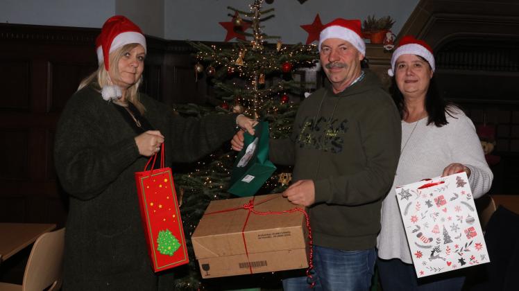 Carmen Ehrhardt (links), Volker und Verena Brammer laden für den zweiten Weihnachtstag zur Geschenketauschbörse nach Waldenau-Datum ein.