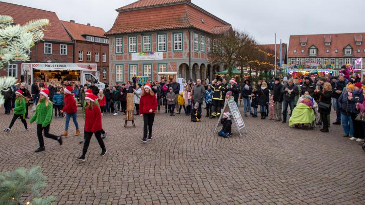Der Auftritt der „Luna-Tanz-Girls“ war auf dem Boizenburger Weihnachtsmarkt nur einer von vielen kulturellen Höhepunkten. 