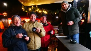 Astrid Schröder, Hajo Schrader und Gerold Paradies stoßen mit Organisator Sebastian Aslan auf einen gelungenen Weihnachtsmarkt an. 