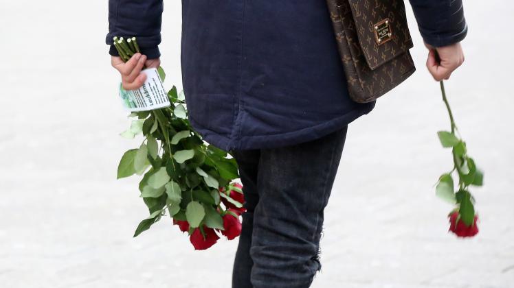 Augenscheinliche Rosenverkäufer 12.12.2019, DEU, Deutschland, Hamburg: Augenscheinliche Rosenverkäufer sind in der Spita