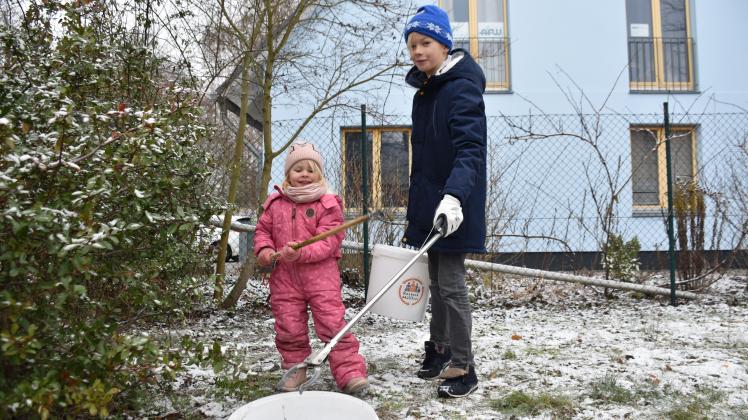 Damit ihr Stadtteil Toitenwinkel wieder ein Stück weit sauberer wird, halfen die dreijährige Holy und ihr neunjähriger Bruder Emil bei der Müllsammelaktion von Rostock Müllfrei. 