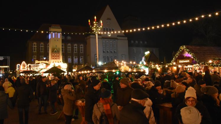 Zusammen mit dem Rathaus ergibt der Weihnachtsmarkt mit der neuen Aufteilung ein einheitliches Bild. Am frühen  Sonntagabend  war der Rathausplatz sehr gut besucht. Foto: Eyke Swarovsky