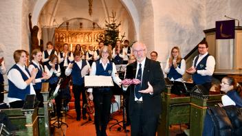 Nach 28 Jahren wurde Musikdirigent Arno Panske von den Haddebyer Jugendbläser nun zum Ehren-Dirigenten ernannt.