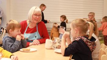 Für Ilse von Schudnat, Hauswirtschaftleitung des Bildungshauses, ist das Projekt eine
Herzensangelegenheit. Gerne setzt sie sich auch mal zu den Kindern an den Tisch und redet
mit ihnen.