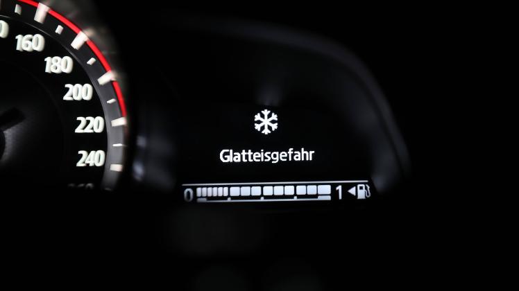 09.12.2022, Düsseldorf, Symbolfoto, Im Winter leuchtet in einem Auto die Warnanzeige für Glatteisgefahr auf. Nordrhein-W