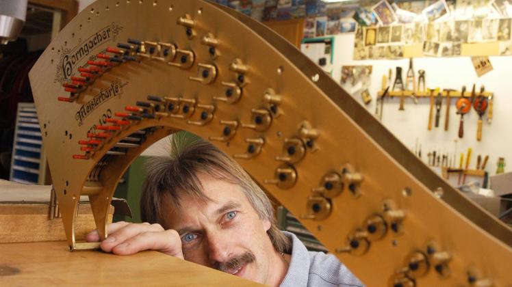Die Harfe gilt als Instrument der Engel. Ihr einziger in Deutschland arbeitender Erbauer beliefert fast alle bedeutenden Orchester und Opernhäuser der Welt. Ein Besuch in der Werkstatt von Klaus Horngacher.