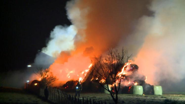 Großeinsatz für Feuerwehr und THW auf Reiterhof - Ermittlung wegen Brandstiftung